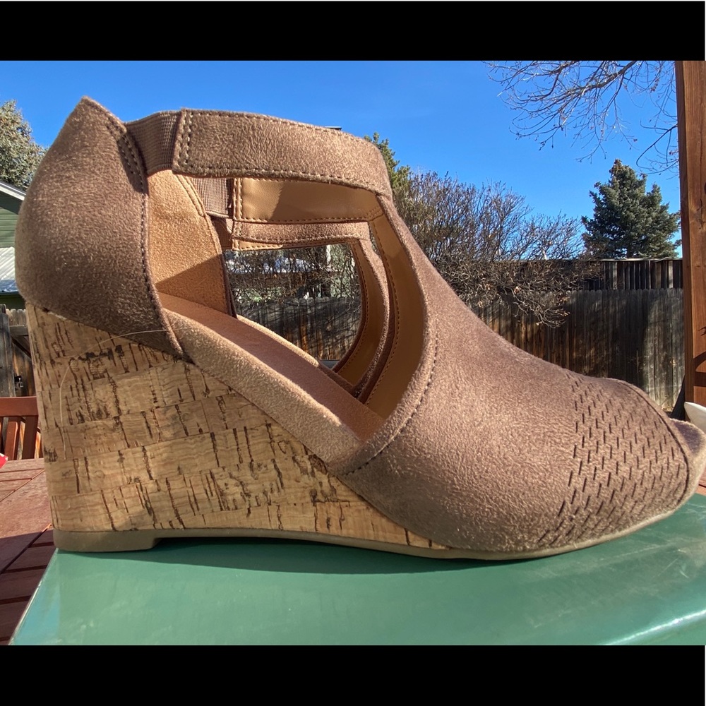 Peep toe wedge